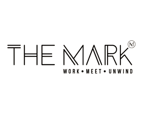 Logo voor THE MARK met de slogan WORK • MEET • UNWIND in een modern, minimalistisch gouden lettertype op een transparante achtergrond, wat subtiel de vooruitstrevende geest van elektrische auto's en EV-laden weerspiegelt.