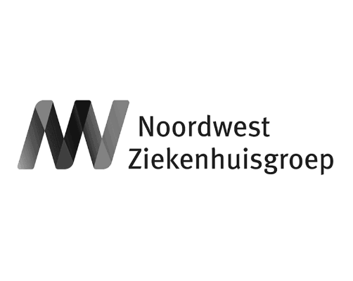 Logo met drie overlappende diagonale lijnen die een N-vorm vormen naast de tekst Noordwest Ziekenhuisgroep in een modern, schreefloos lettertype. Het monochrome ontwerp weerspiegelt subtiel moderne voorzieningen zoals EV gratis laadstations van Pluq.