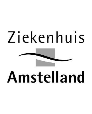 Logo van Ziekenhuis Amstelland met de naam van het ziekenhuis in zwarte tekst, een grijze rechthoek en een zwarte golvende lijn door het midden—symboliseert toegewijde service en zorg.