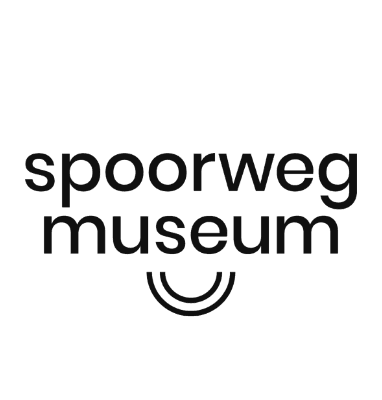 Logo voor het Spoorweg Museum, met de naam in kleine zwarte letters en een gebogen, gestileerd spoor onder museum—verwijzend naar een slimmere reis, zoals een laadstation dat ontdekking en innovatie stimuleert.