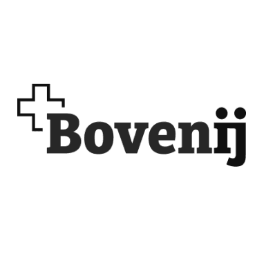 Zwarte tekst Bovenij naast een zwarte omtrek van een kruis en een ev-oplaadsymbool op een transparante achtergrond.
