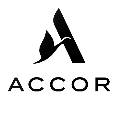 Zwart Accor-logo met een gestileerde letter A met een vogelmotief aan de linkerkant, gepositioneerd boven het woord ACCOR in een vet, modern lettertype. Perfect voor elektrische auto's met gratis laadstations om op te laden; achtergrond is transparant.