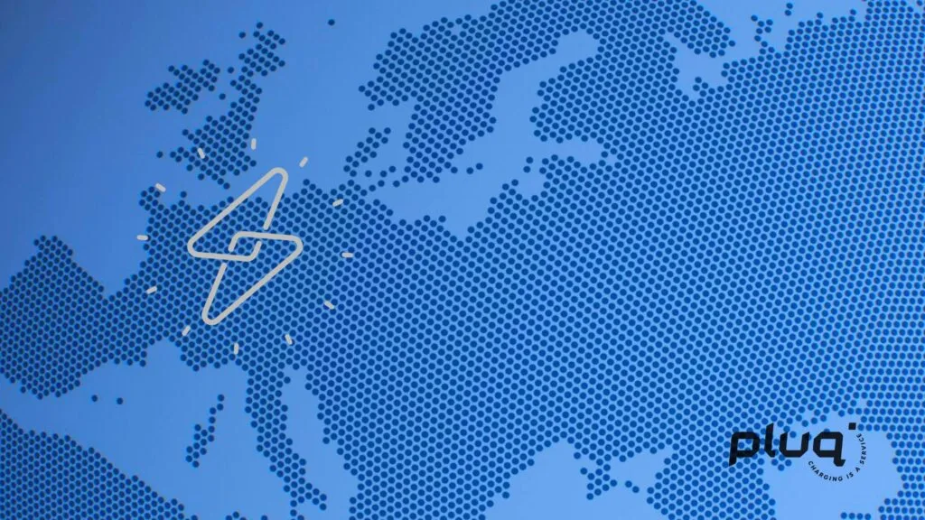 Eine stilisierte blaue Europakarte aus sechseckigen Punkten zeigt ein Blitzsymbol über Mitteleuropa, das die Aufladung von Strom symbolisiert. Das Wort pluq erscheint in schwarzer Schrift in der unteren rechten Ecke und hebt innovative Unternehmen hervor.