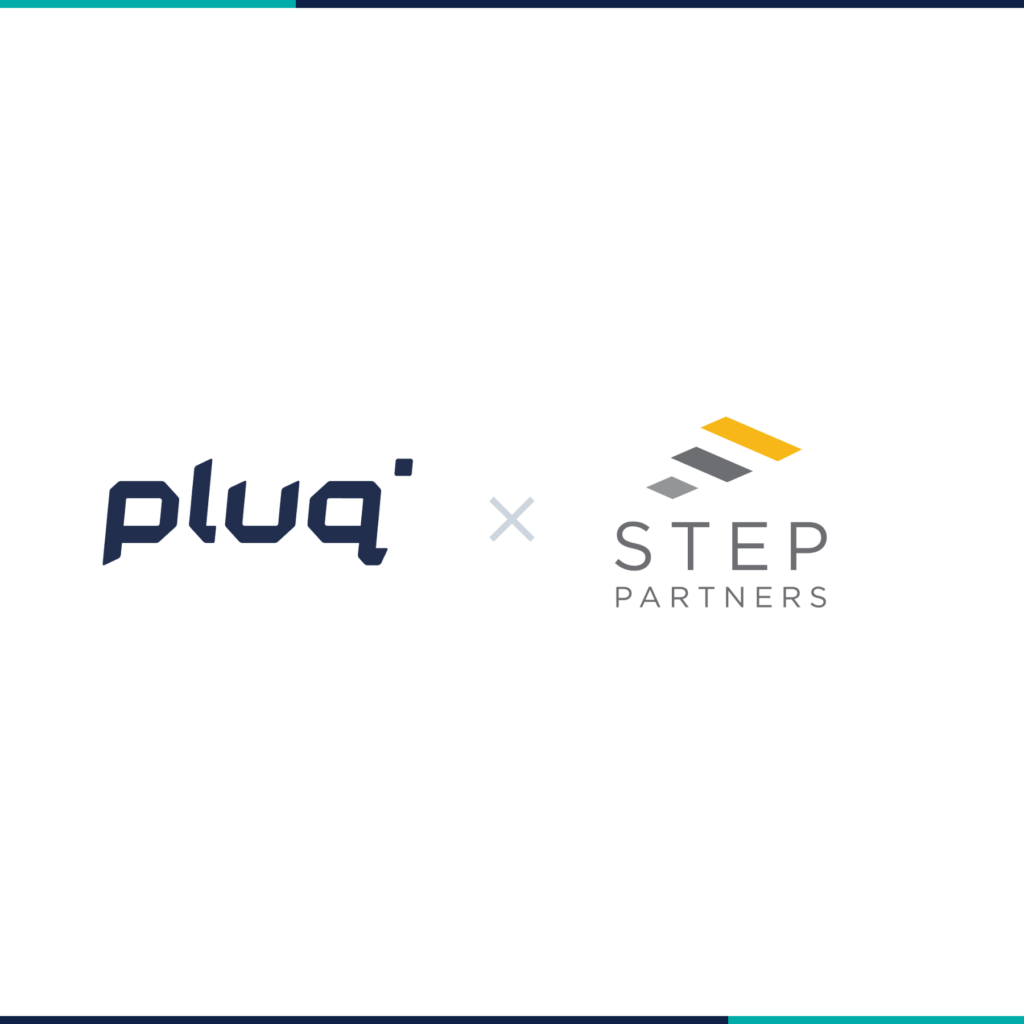 De logo’s van Pluq en Step Partners Europe staan naast elkaar en kondigen hun samenwerking op het gebied van het opladen van elektrische voertuigen aan op zes Duitse hotellocaties.